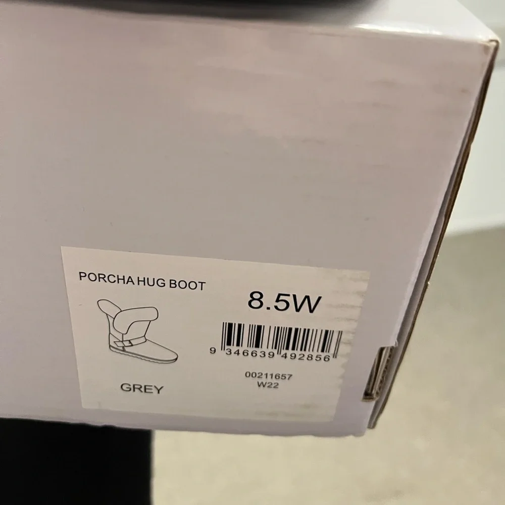 New In Box Boots Size 8.5 Wide